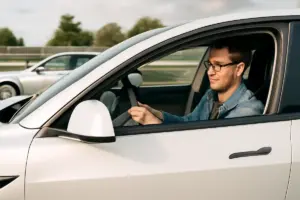 Test drive di auto elettriche in autostrada: quali reazioni aspettarsi a velocità sostenuta?